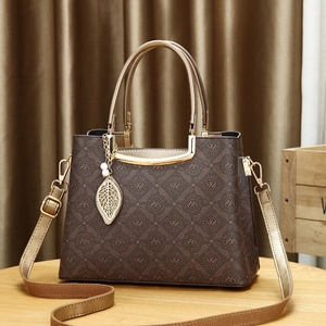 Bolso de mano marrón clásico para mujer con colgante de hoja dorada y correa ajustable al hombro