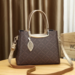 Bolso de mano marrón oscuro para mujer con estampado monograma, dije de hoja dorada y correa