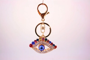 Dettaglio del portachiavi occhio di Allah con strass colorati e placcatura in oro