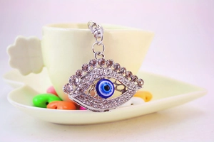 Dettaglio portachiavi Occhio del Diavolo argento con occhio blu e strass brillanti
