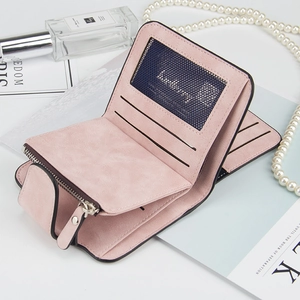 Interno portafoglio rosa opaco con fessure per carte, finestra ID e zip argento