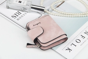 Portafoglio da donna in pelle opaca rosa con chiusura a scatto e tasca con cerniera