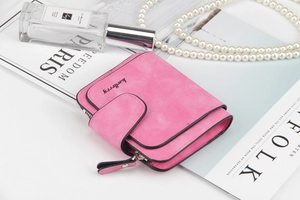 Portafoglio corto rosa in pelle opaca con chiusura a scatto e cerniera in set elegante