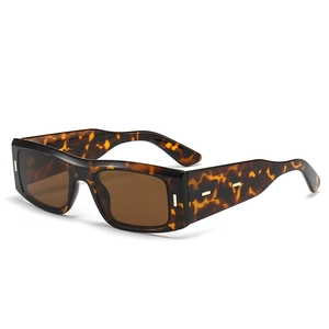 Retro quadratische Sonnenbrille mit Schildpattmuster, braunen Gläsern und Goldakzenten