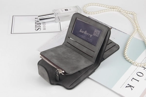 Dettaglio del portafoglio grigio in pelle opaca con slot per carte e finestra trasparente