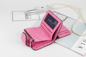 Dettaglio portafoglio rosa opaco con fessure per carte e tasca con zip per monete