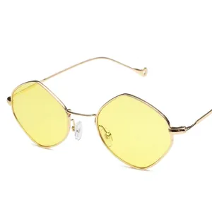 Nahaufnahme der goldenen Metall-Sonnenbrille im Retro-Punk-Stil mit gelben Gläsern