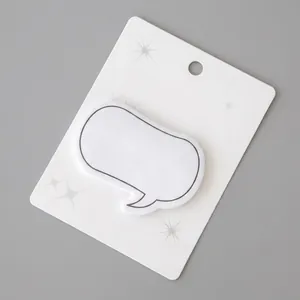 Notes autocollantes blanches en forme de bulle sur carte pour le bureau et l'école