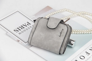 Portafoglio corto grigio in pelle opaca con chiusura a scatto e logo del brand vista piatta