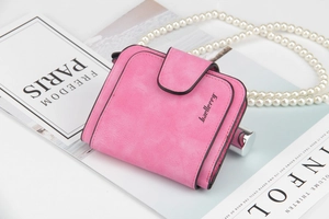 Portafoglio corto rosa opaco in pelle PU da donna con collana di perle e rivista