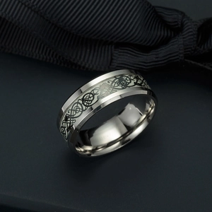 Vue macro de la bague en acier titane avec motif de dragon celtique noir incrusté