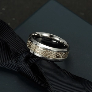 Gros plan détaillé d'une bague dragon en acier titane avec textures argent et or