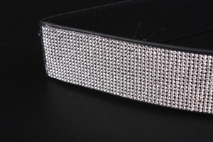 Nahaufnahme glitzernder Strasssteine auf einem schwarzen elastischen Taillengürtel