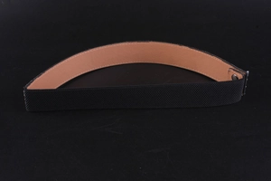 Nahaufnahme des schwarzen elastischen Taillengürtels mit hellbraunem Lederfutter und Metallschnalle
