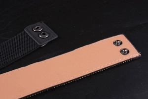 Detailansicht eines elastischen Taillengürtels mit doppelreihigen Druckknöpfen und Futter