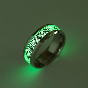 Bague lumineuse en acier titane avec motif de dragon celtique vert brillant dans le noir
