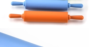 Close-up of 30.5cm silicone rolling pins in blue and orange for baking and pastry work