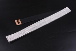 Detail eines breiten elastischen Gürtels mit glänzenden Strasssteinen und Druckknopf