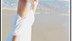 Vestido de verano blanco con hombros descubiertos sobre una playa soleada