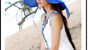 Detalle de bordado de lentejuelas azules en top blanco de verano con sombrero de paja grande