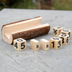 Gros plan du calendrier de bureau rustique en bois naturel sur fond de pierre