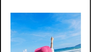 Sombrero de paja rosa de ala ancha y brazalete de plata sobre un fondo de playa de verano