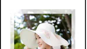 Primer plano de un sombrero de paja blanco con un lazo decorativo de gasa beige