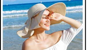 Primer plano del sombrero de paja beige de ala ancha con un lazo grande para playa y sol