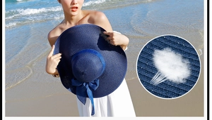 Detalle del tejido de paja transpirable y el lazo elegante en este sombrero playero