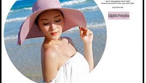 Detalle de sombrero de paja de ala ancha color lila con lazo para playa y sol