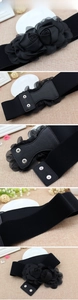 Détail des grandes fleurs de rose en maille 3D et boutons-pression sur ceinture noire