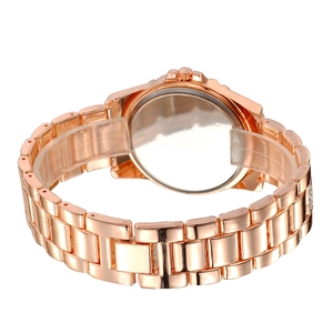 Vista posteriore di un orologio in oro rosa con cinturino a maglie su supporto trasparente