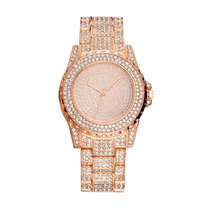 Dettaglio dell'orologio oro rosa con strass completi su quadrante e cinturino