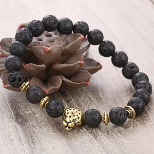 Bracciale elastico in pietra lavica nera con testa di leopardo dorata e perline