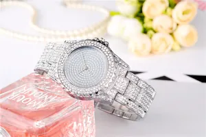 Dettaglio dell'orologio da donna in argento con quadrante glitterato e cinturino in strass