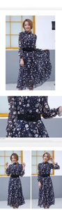 Détail d'une robe en mousseline fleurie avec ceinture élastique à fleur et col à froufrous