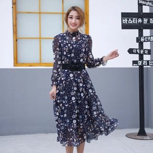 Robe classique à manches longues avec ceinture élastique et fleur noire