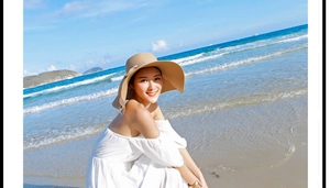 Detalle de sombrero de paja de ala ancha con lazo para vacaciones de sol en la playa
