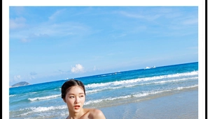 Primer plano de una modelo en una playa soleada con mar azul para vacaciones de verano