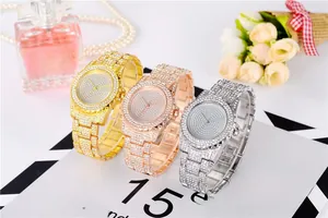 Dettaglio di orologi al quarzo con cristalli scintillanti in oro, oro rosa e argento