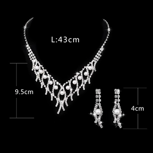 Elegante bruidssieradenset met parelketting en hangende oorbellen op zwarte basis
