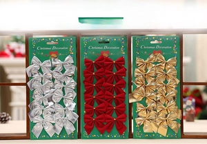 Détail de l'ensemble de nœuds de décoration de Noël en or, argent et rouge sur carte