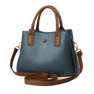 Vista posteriore dettagliata di una borsa in pelle blu con manico e tracolla regolabile