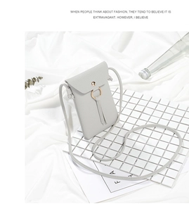 Primo piano della mini borsa a tracolla grigia in pelle per cellulare minimalista