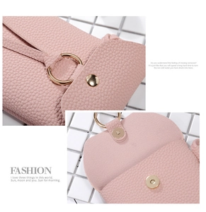 Dettaglio della mini borsa a tracolla in pelle martellata rosa con hardware dorato.