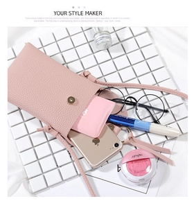 Mini borsa a tracolla in pelle rosa per cellulare con oggetti di uso quotidiano