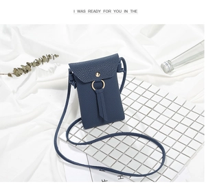 Vista dettagliata della mini borsa a tracolla blu navy per cellulare con anello d'oro