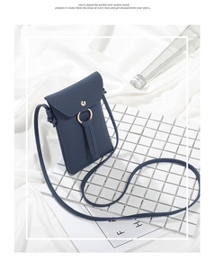 Vista dettagliata di una mini borsa per telefono blu scuro testurizzata a tracolla