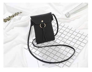 Mini borsa a tracolla testurizzata nera per cellulare con anello dorato e nappa.