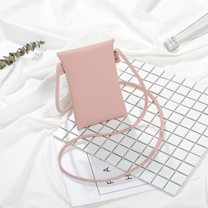 Piccola borsa a tracolla rosa in pelle per cellulare con design minimalista bianco